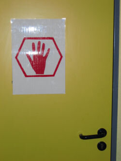 Tür mit Roter Hand